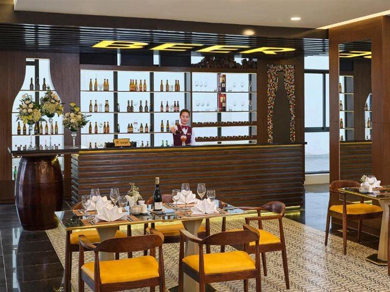 Senna Hue Hotel Esterno foto The bar at the restaurant