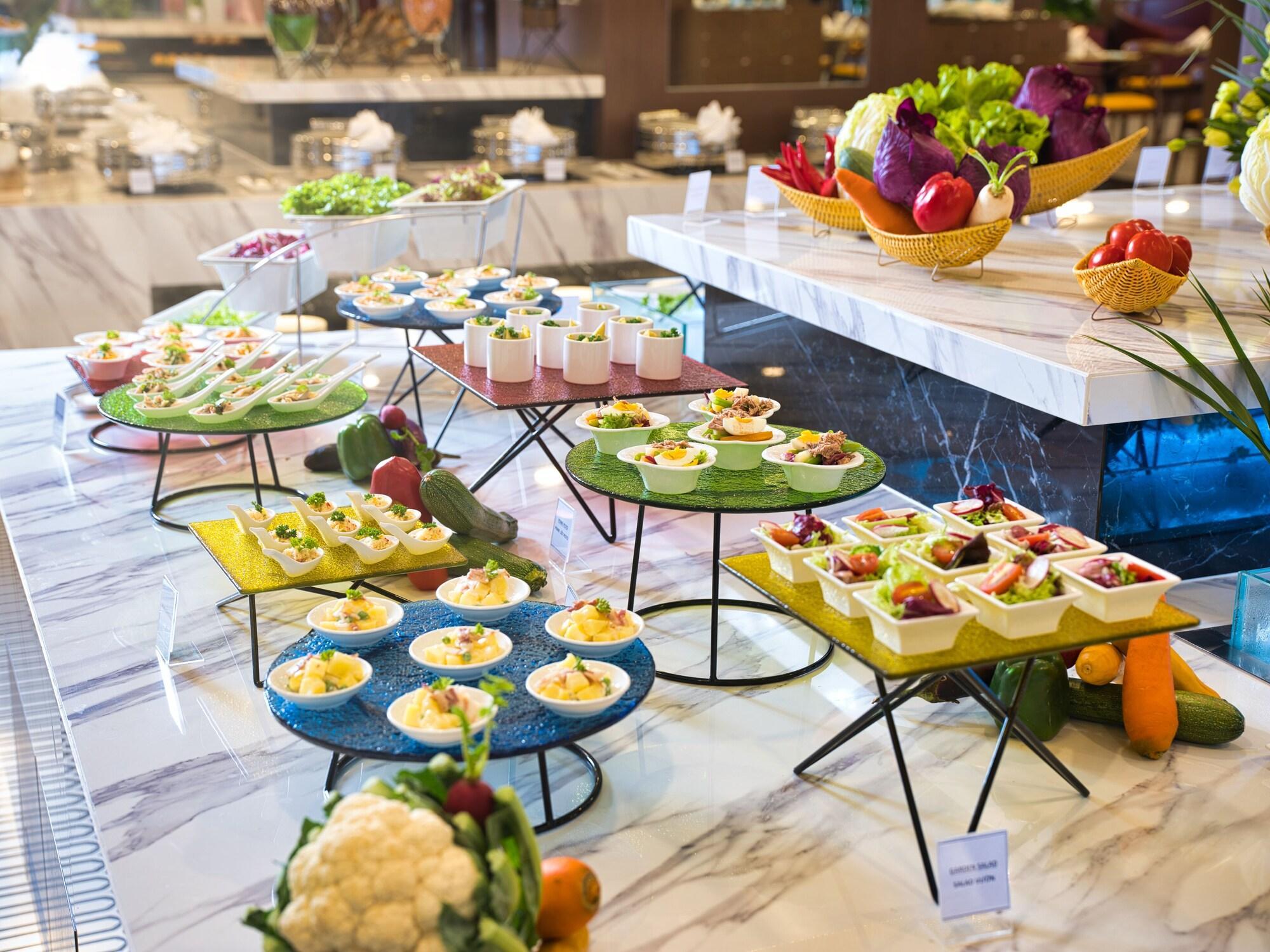 Senna Hue Hotel Esterno foto A buffet at a hotel