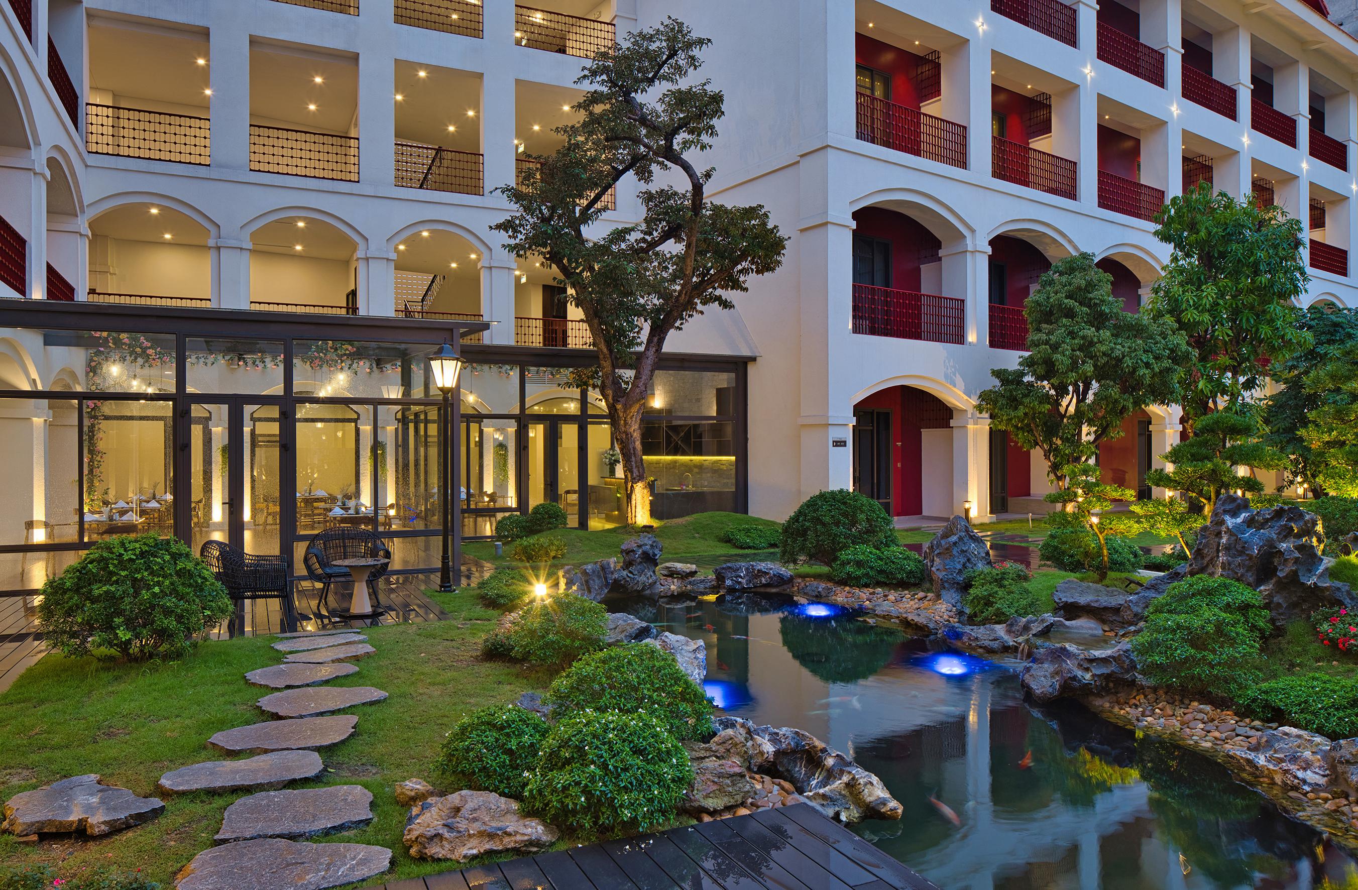 Senna Hue Hotel Esterno foto The hotel's courtyard