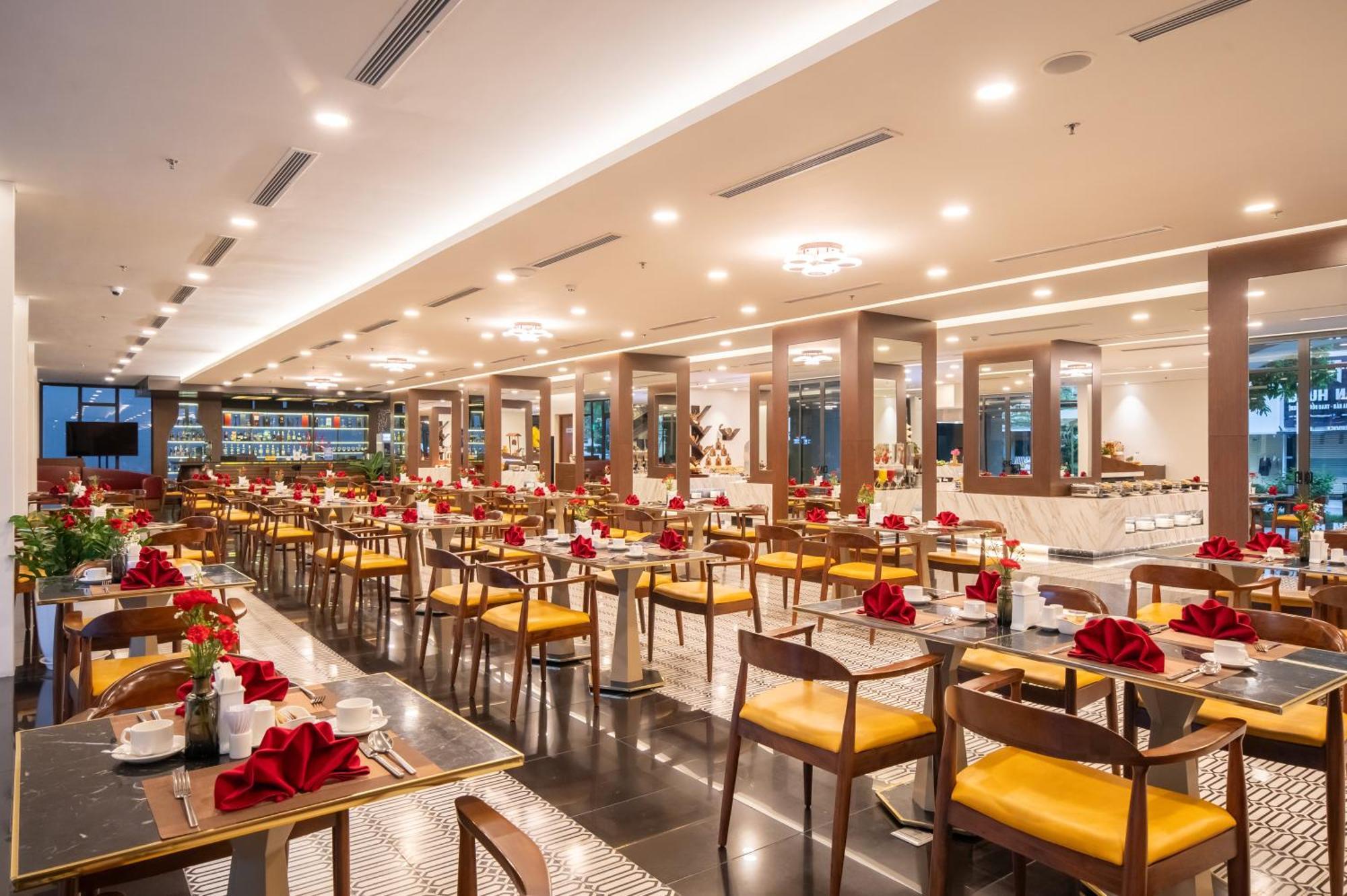 Senna Hue Hotel Esterno foto The restaurant