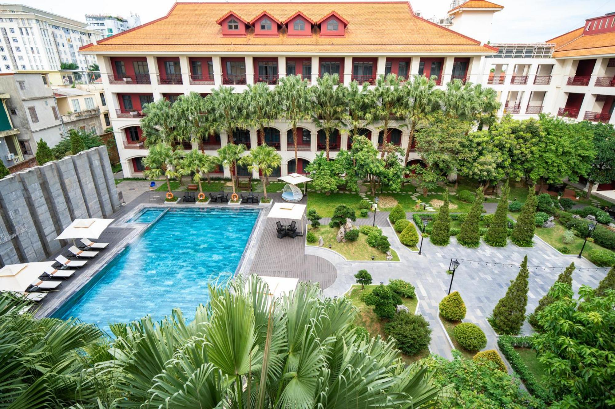 Senna Hue Hotel Esterno foto The hotel's pool