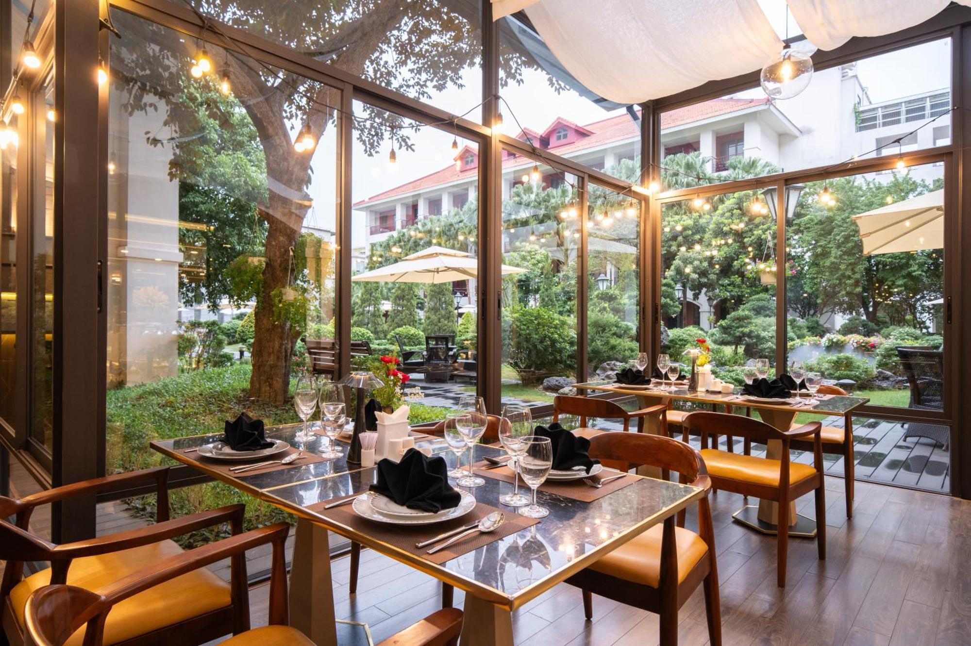 Senna Hue Hotel Esterno foto The restaurant's interior
