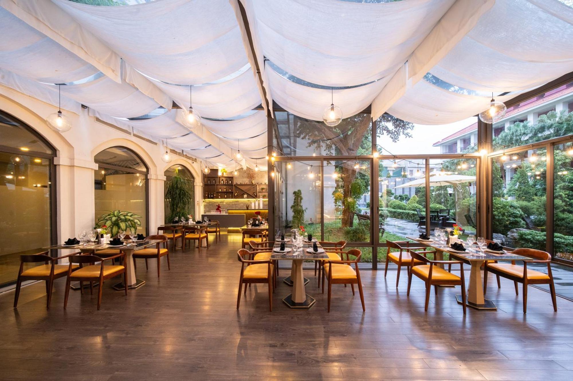Senna Hue Hotel Esterno foto The interior of the restaurant