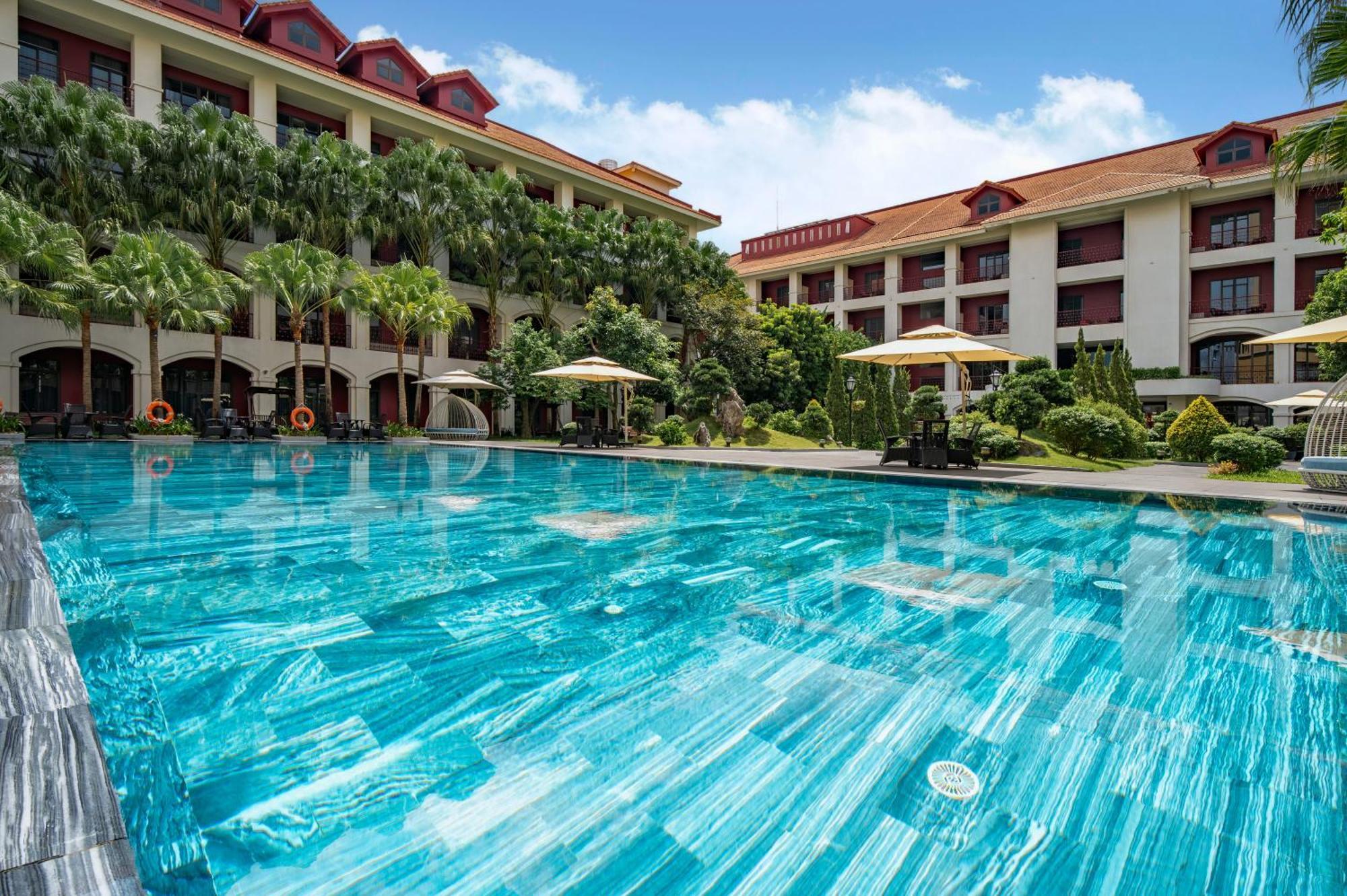 Senna Hue Hotel Esterno foto The swimming pool at the hotel
