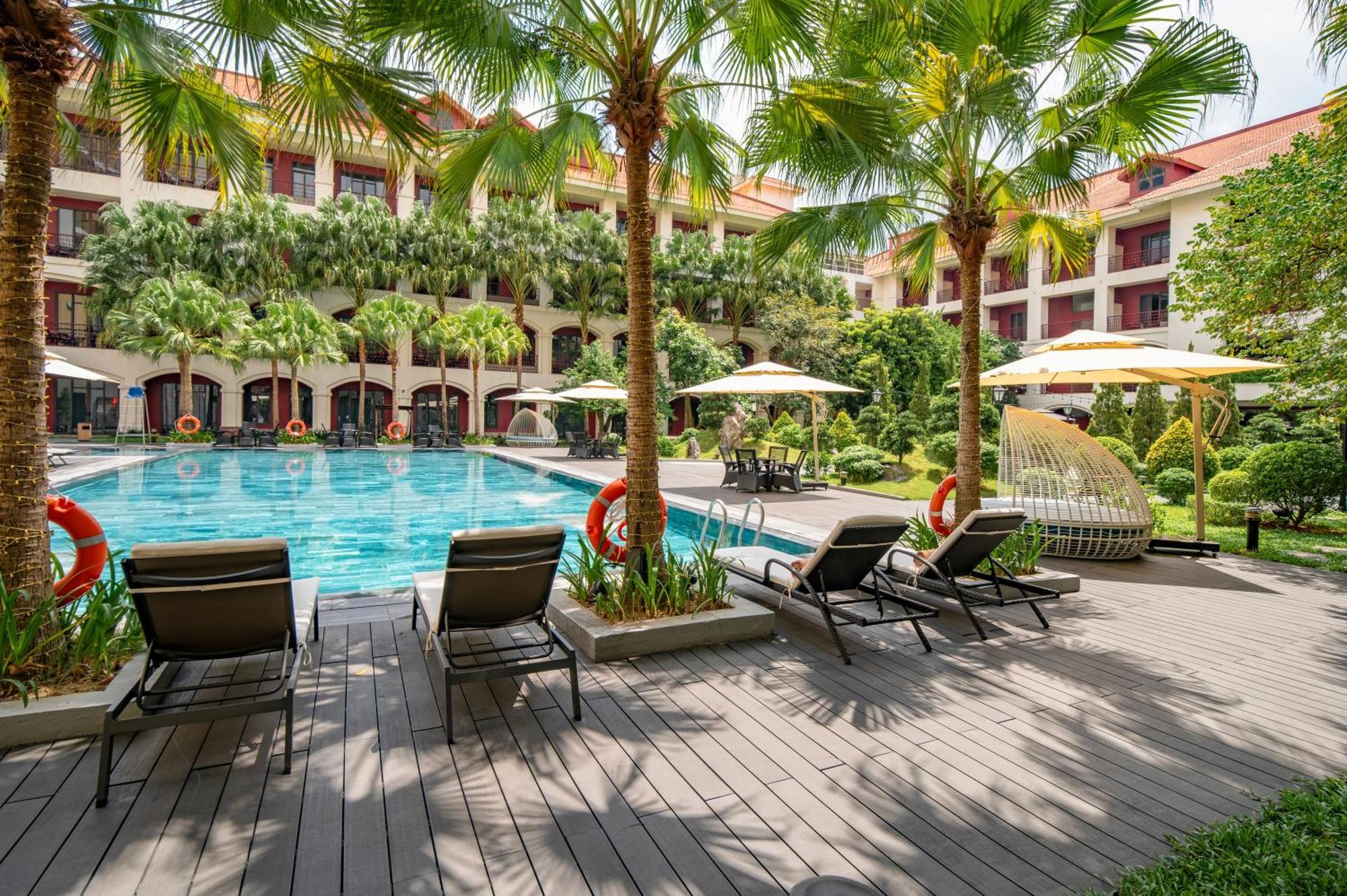 Senna Hue Hotel Esterno foto The pool at the hotel