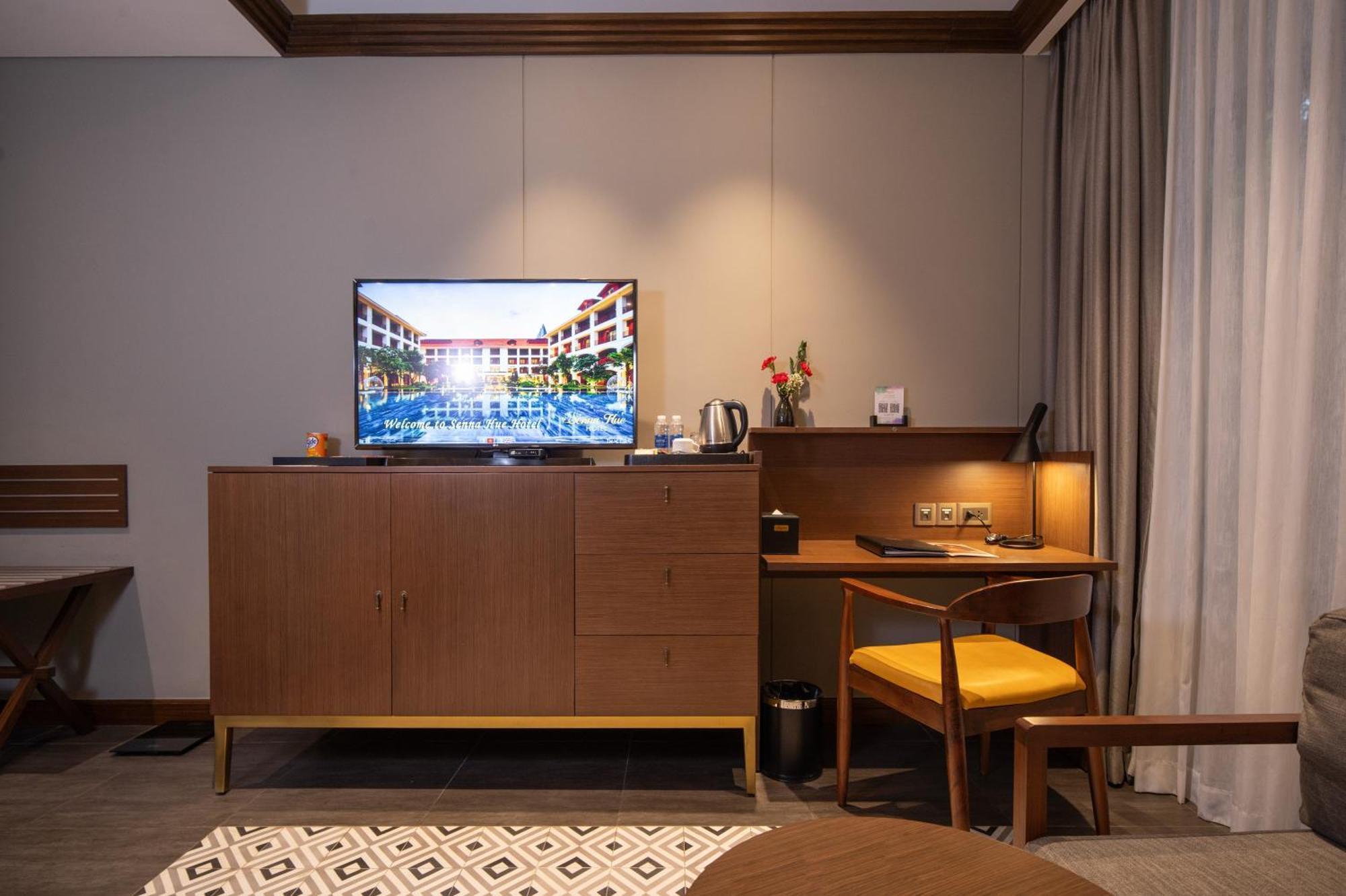 Senna Hue Hotel Esterno foto A television in a hotel room