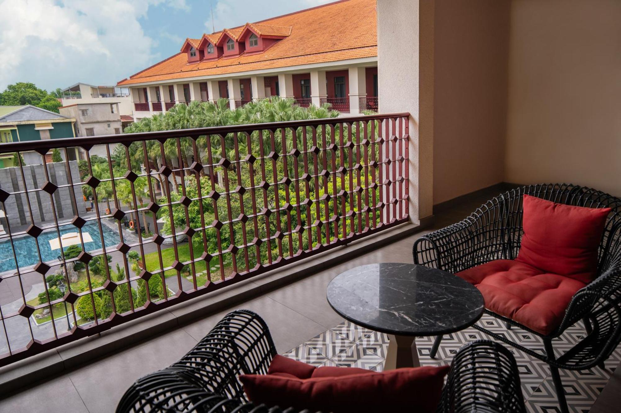 Senna Hue Hotel Esterno foto A balcony at a hotel