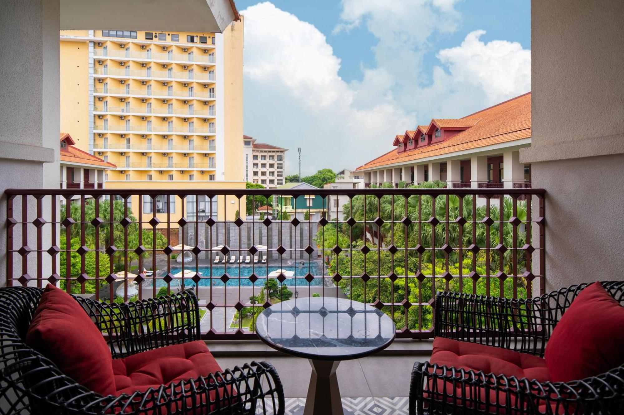 Senna Hue Hotel Esterno foto A balcony at the hotel