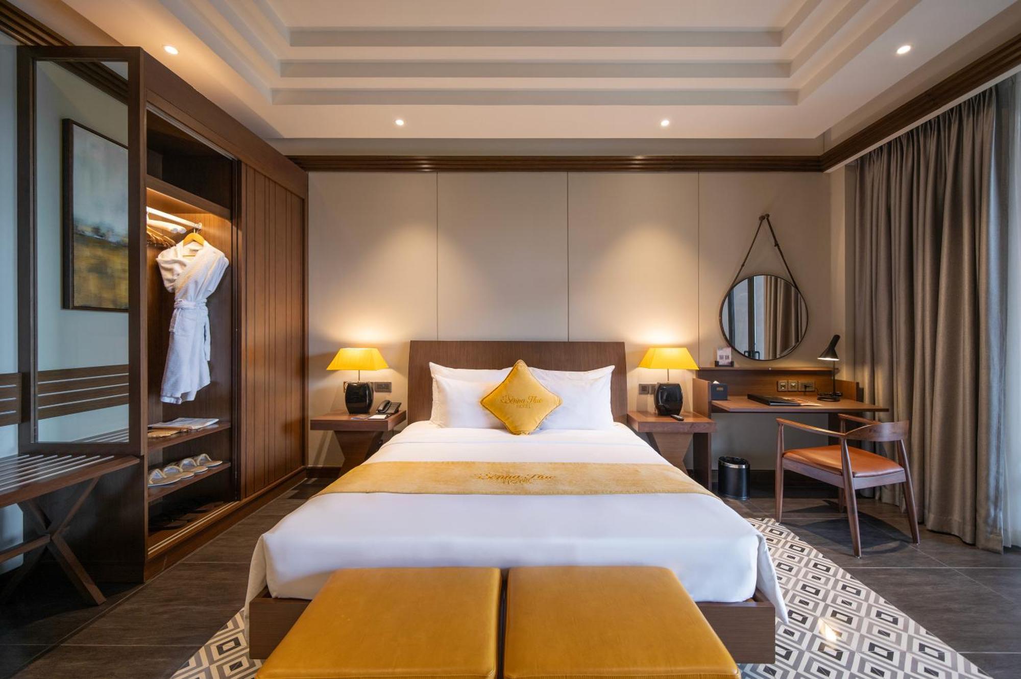 Senna Hue Hotel Esterno foto A bedroom at the hotel