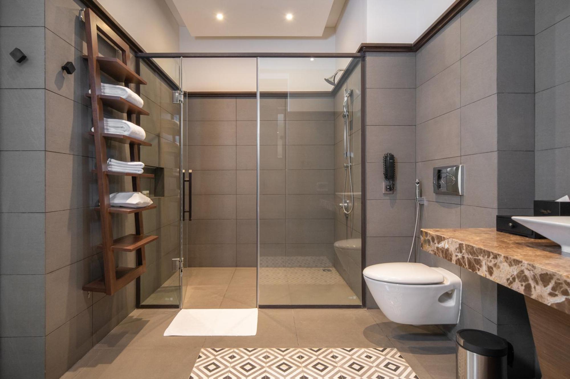 Senna Hue Hotel Esterno foto A modern bathroom with a shower enclosure