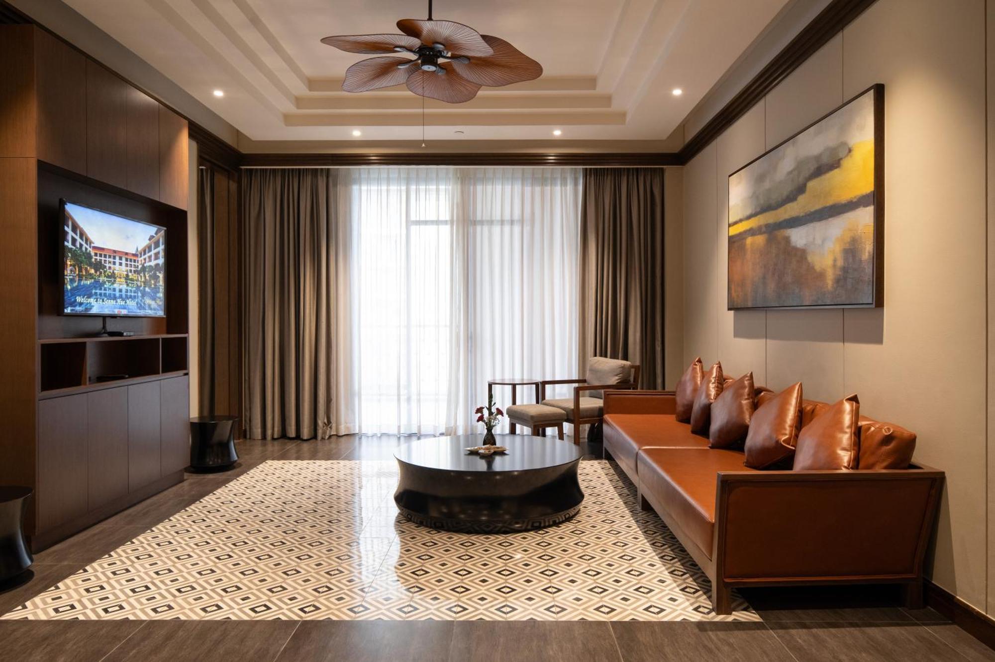 Senna Hue Hotel Esterno foto A living room with a ceiling fan