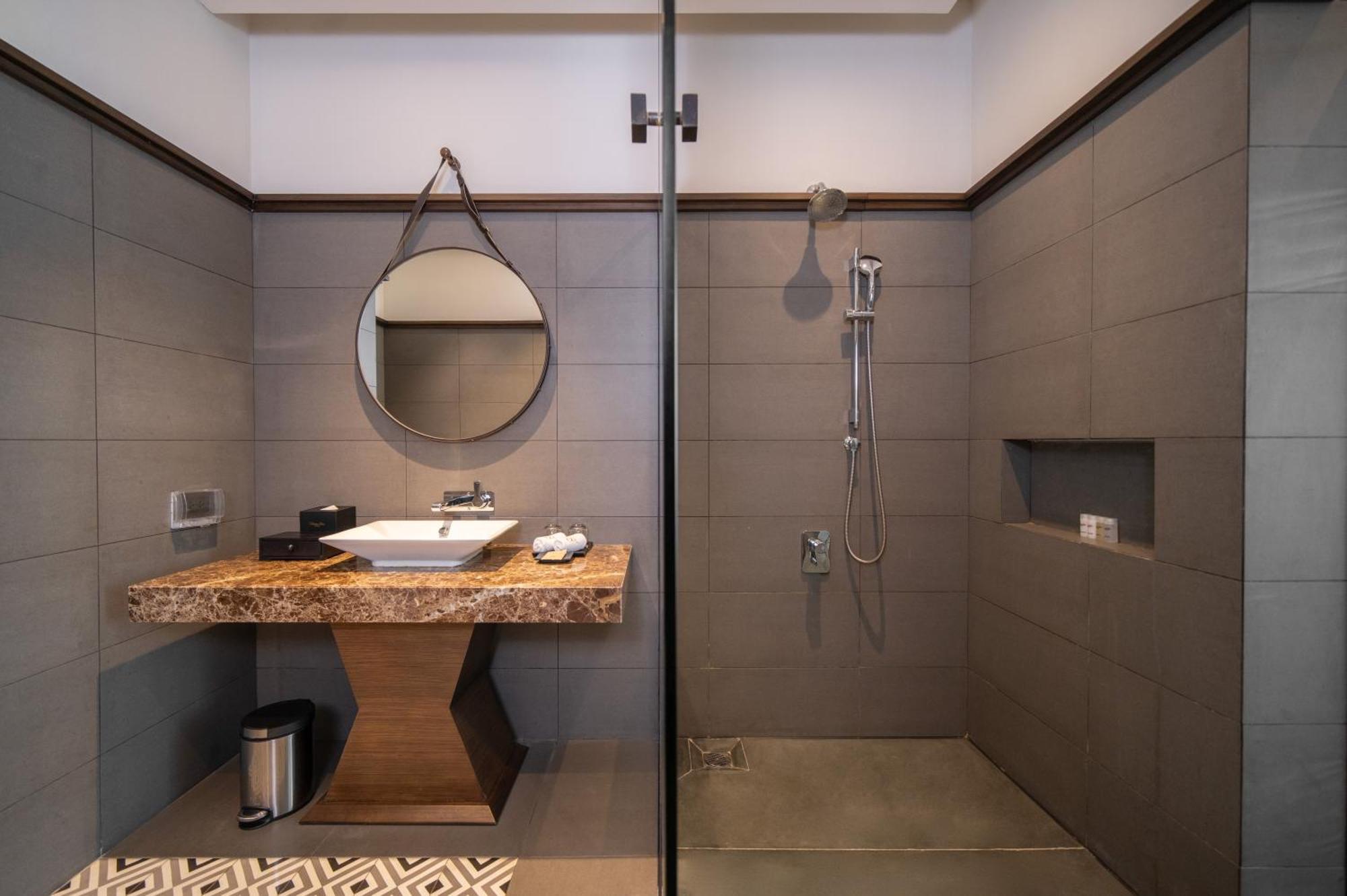 Senna Hue Hotel Esterno foto A shower with a shower tray