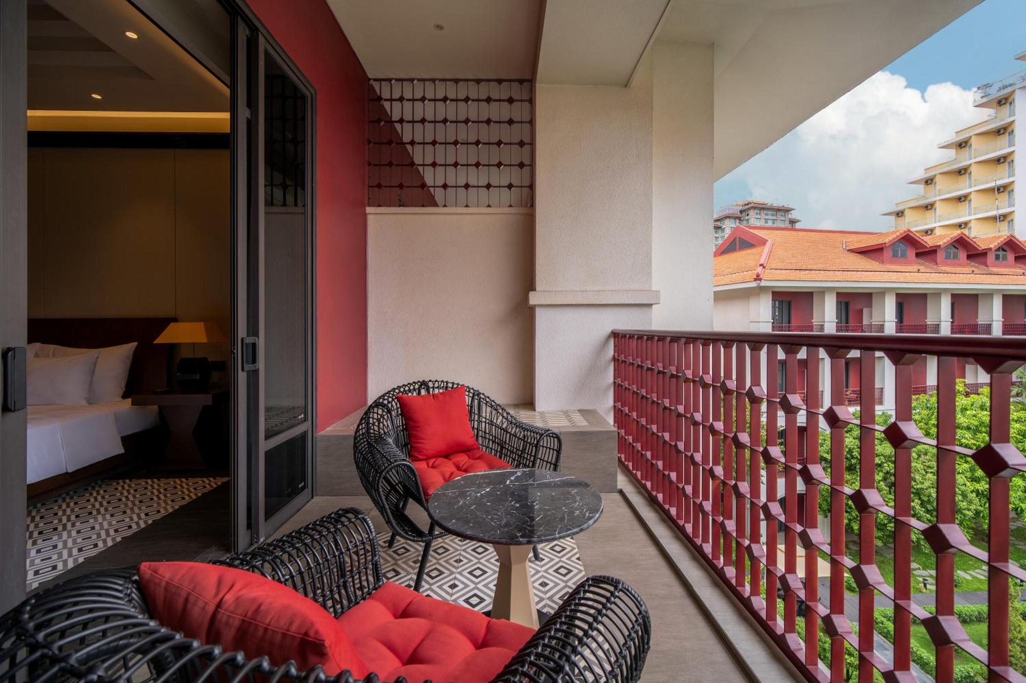 Senna Hue Hotel Esterno foto A balcony at the hotel