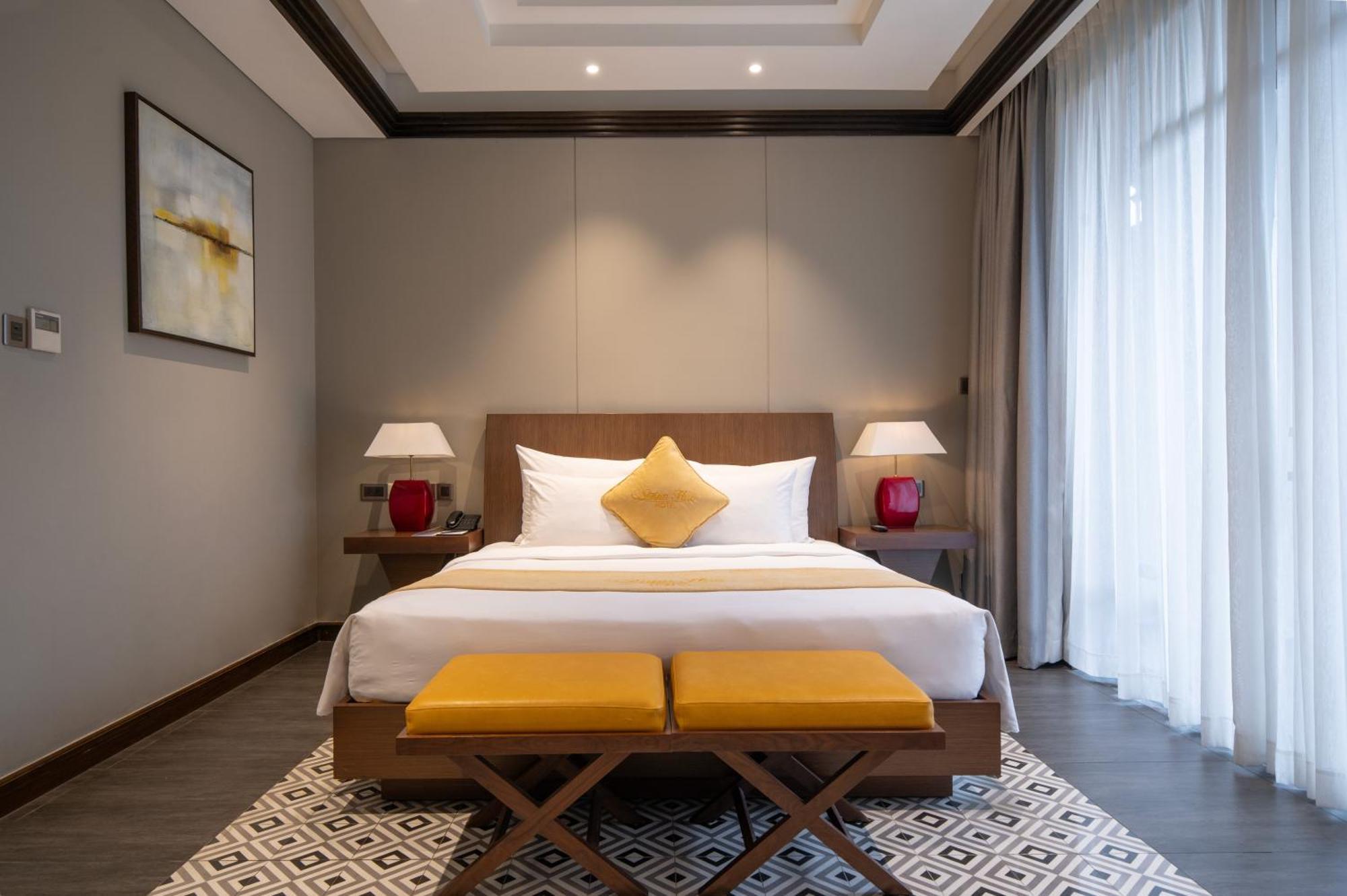 Senna Hue Hotel Esterno foto A bedroom at the hotel