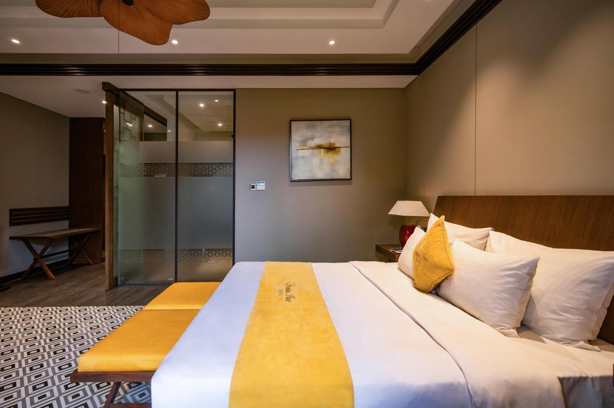 Senna Hue Hotel Esterno foto A bedroom at the hotel
